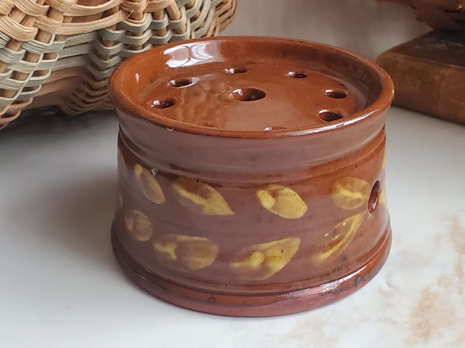 Redware Soap Dish with Slip Decoration, Pied Potter Hamelin