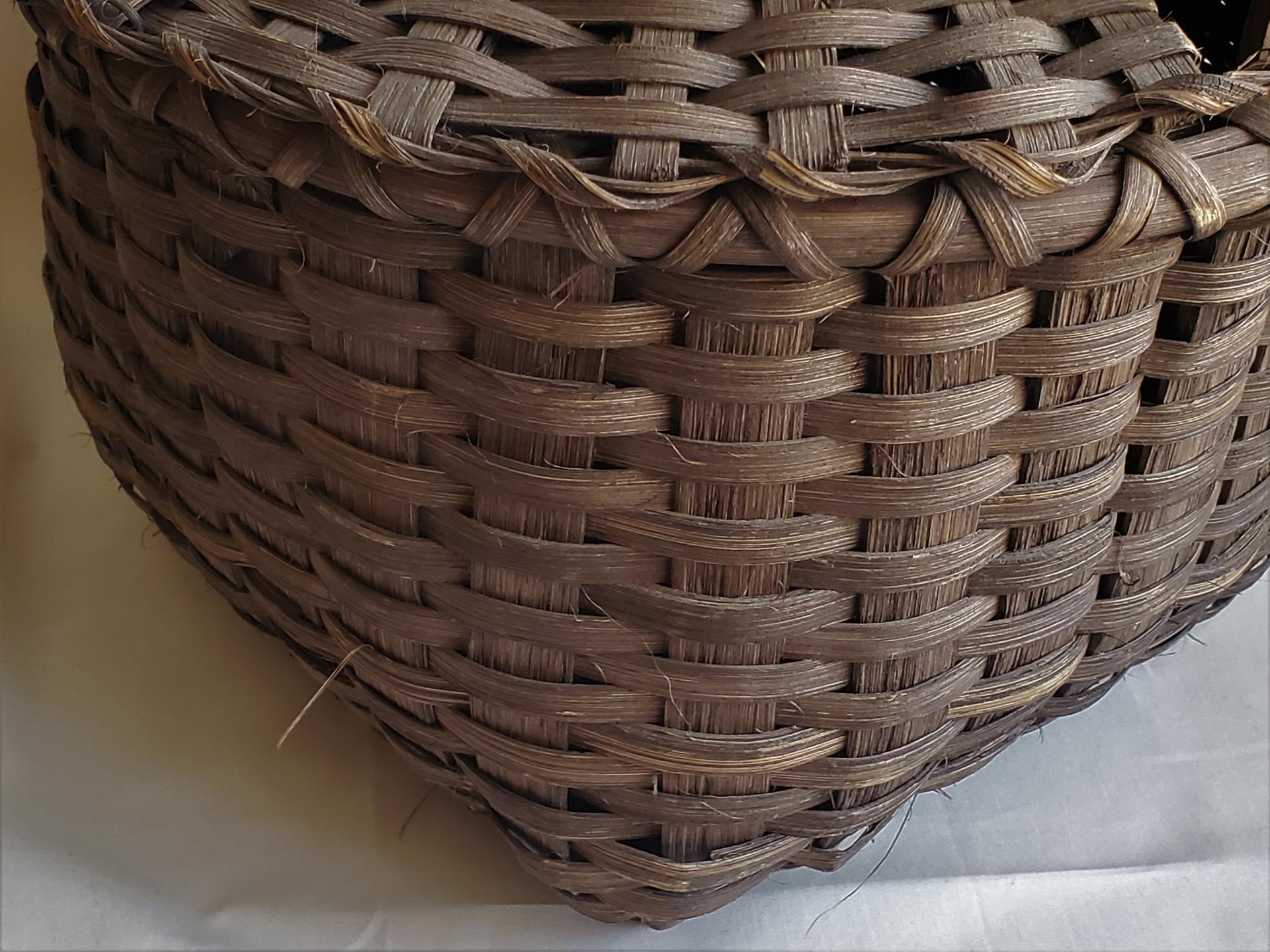 Large Primitive Splint Basket with Attached Lifting Lid